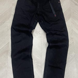 Puede incluir: Pantalones vaqueros negros con cintur&oacute;n negro incorporado. Los pantalones tienen un dise&ntilde;o cl&aacute;sico de cinco bolsillos y un corte de pierna recto. Fabricados en denim duradero, son adecuados para uso casual.