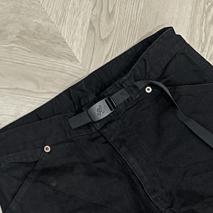 Puede incluir: Pantalones negros con cintur&oacute;n negro integrado y hebilla. Los pantalones tienen un dise&ntilde;o de pierna recta y cuentan con varios remaches de color cobre. Los pantalones est&aacute;n hechos de un material duradero y son adecuados para actividades al aire libre.