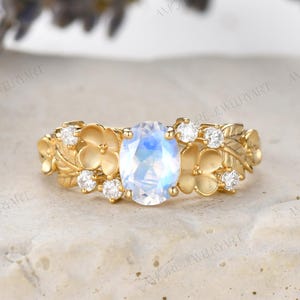 Anillo de compromiso de piedra lunar azul natural, delicado anillo de inspiración floral, joyería botánica con pétalos de hojas de vid, anillo infinito en forma de flor.