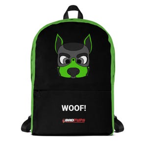 Może przedstawiać: Czarny plecak z zielonym wykończeniem. Z przodu znajduje się kreskówkowa głowa psa z zielono-czarną maską i tekstem "WOOF!" z logo "BADPUPS" poniżej.