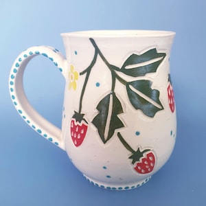 Handgefertigte und handbemalte Keramik Erdbeeren und Blumen Tasse. 300ml.