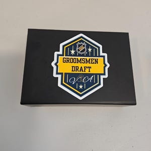 Boîte à propositions pour garçons d'honneur pour repêchage | Ouvre-bouteille, badge QR « Scan-to-site », étiquette de bagage et carte de proposition | “Fournisseur Snafu”