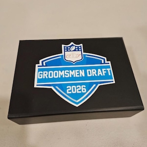 Groomsmen Draft Football-voorstellendoos | Gepersonaliseerd | Add-on 'Scan-to-Site' QR-badge, bagagelabel en voorstelkaart | Prijs 'Leverancier Snafu'