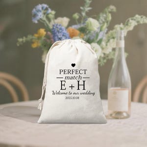 Welcome to customize our wedding gift bags, thank you gift bags, wedding return gifts, personalized gifts, wedding banquet gifts