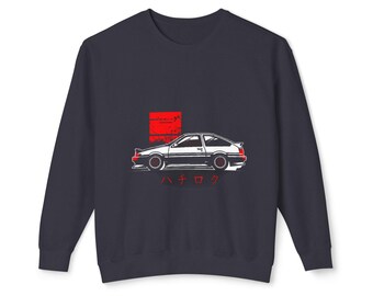 Può includere: Una felpa blu scuro con una silhouette bianca di un'auto e testo giapponese rosso che dice "ハチロク".