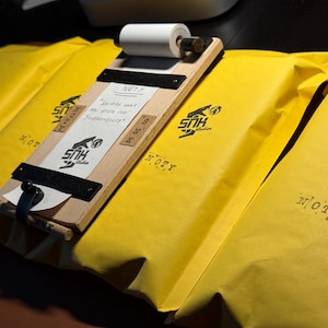 NOTY – Block Notes Artigianale in Legno con Rullino | Design Unico, Edizione Limitata