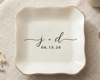 Plato para anillos personalizado con iniciales y fecha, bandeja minimalista de cerámica para joyas, regalo de compromiso para pareja, decoración de dormitorio para uso diario.