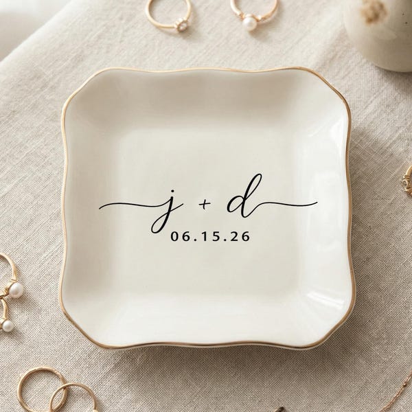 Gepersonaliseerde ringschotel met initialen en datum, keramisch minimalistisch sieradenblad, verlovingscadeau voor stel, slaapkamerdecor voor dagelijks gebruik
