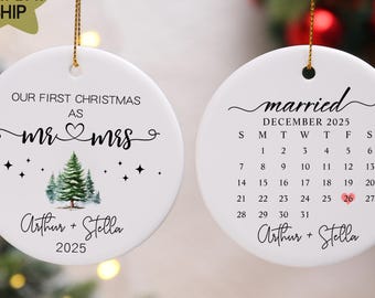 1e kerstornament paar 2025, onze eerste kerst als Mr & Mrs Keepsake, gepersonaliseerd 1e kerstcadeau voor koppels, keramische kerstbal