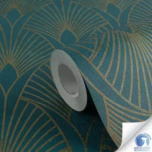 Könnte beinhalten: Eine Rolle türkisfarbener Tapete mit goldenem Art-Deco-Design. Das Muster zeigt fächerartige Formen und geometrische Linien. Die Tapete hat eine strukturierte Oberfläche und einen leichten Glanz. Die Rolle ist teilweise abgerollt.