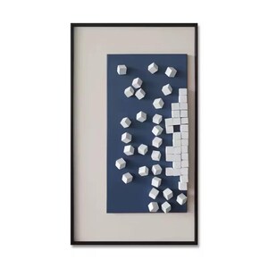 K&ouml;nnte beinhalten: Abstrakte Wandkunst mit einem dunkelblauen rechteckigen Panel mit verstreuten wei&szlig;en geometrischen Formen und einem wei&szlig;en pixeligen Abschnitt auf der rechten Seite. Das Kunstwerk ist in einem schwarzen Rahmen vor einem hellbeigen Hintergrund gerahmt.
