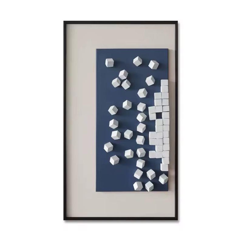 K&ouml;nnte beinhalten: Abstrakte Wandkunst mit einem dunkelblauen rechteckigen Panel mit verstreuten wei&szlig;en geometrischen Formen und einem wei&szlig;en pixeligen Abschnitt auf der rechten Seite. Das Kunstwerk ist in einem schwarzen Rahmen vor einem hellbeigen Hintergrund gerahmt.