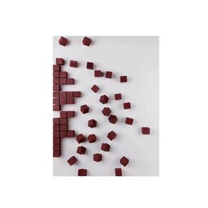 K&ouml;nnte beinhalten: Eine Ansammlung kleiner, weinroter, geometrischer W&uuml;rfel auf wei&szlig;em Hintergrund. Einige W&uuml;rfel sind in einem strukturierten Muster angeordnet, w&auml;hrend andere zuf&auml;llig platziert sind, was eine visuell interessante Komposition ergibt. Die W&uuml;rfel scheinen aus Holz zu sein.