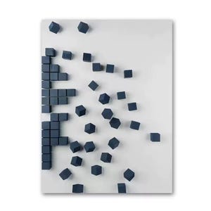 K&ouml;nnte beinhalten: Abstrakte Wandkunst mit wei&szlig;em Hintergrund und verstreuten dunkelblauen geometrischen W&uuml;rfeln. Einige W&uuml;rfel sind in einem strukturierten Muster angeordnet, andere scheinen zuf&auml;llig platziert zu sein, was ein modernes, minimalistisches Design ergibt.
