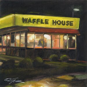 Puede incluir: Una pintura de un restaurante Waffle House de noche. El edificio es amarillo con una marquesina roja y el letrero dice "Waffle House" en letras amarillas. Las ventanas est&aacute;n iluminadas y hay gente adentro. La pintura est&aacute; hecha en un estilo realista.