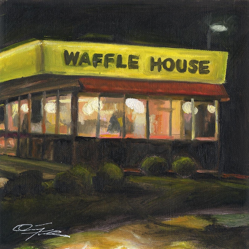 Puede incluir: Una pintura de un restaurante Waffle House de noche. El edificio es amarillo con una marquesina roja y el letrero dice "Waffle House" en letras amarillas. Las ventanas est&aacute;n iluminadas y hay gente adentro. La pintura est&aacute; hecha en un estilo realista.