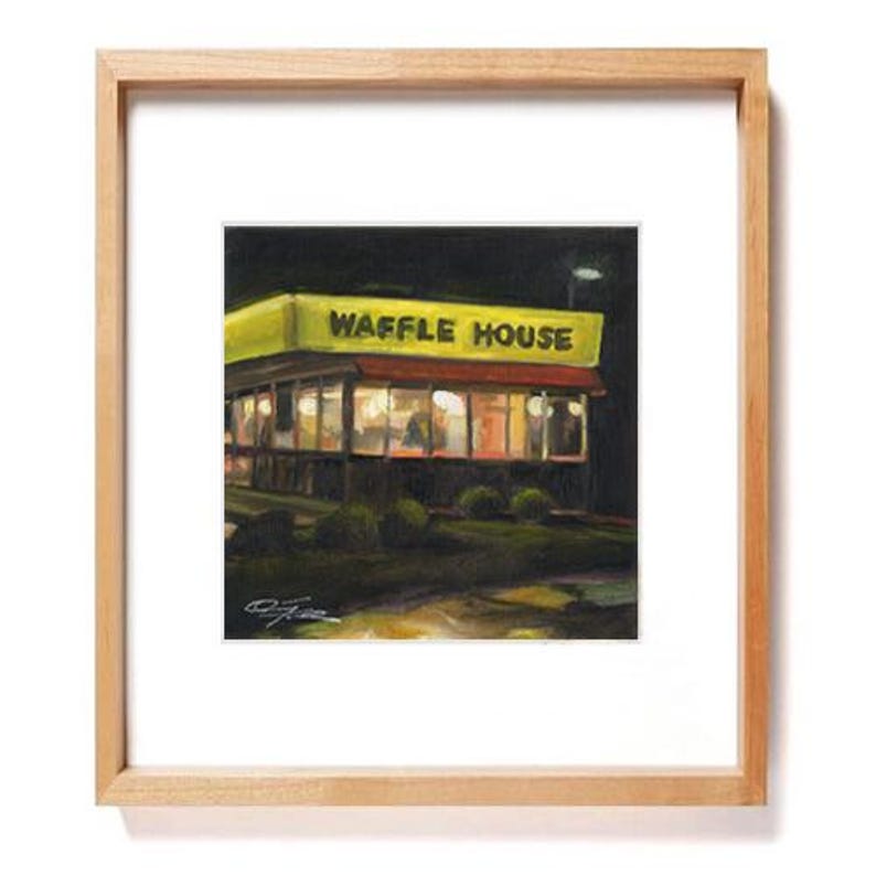Puede incluir: Una pintura de un restaurante Waffle House de noche. El edificio est&aacute; iluminado con luces amarillas y el letrero dice "Waffle House".