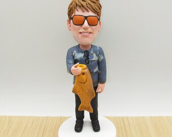 Ręcznie robiona figurka wędkarza z żywicy: pamiątkowa figurka wędkarza