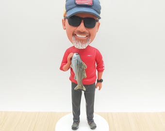 Spersonalizowana figurka wędkarza: ręcznie malowany prezent wędkarski z żywicy