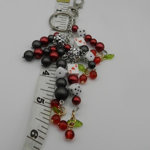 Lucky Vegas Vibes Schlüsselbund | Würfel, Spielkarten und Cherry Charm Beaded Keychain | Retro Kasino Geschenk | Kirsch Bombe Taschenanhänger