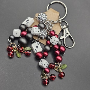 Lucky Vegas Vibes Schlüsselbund | Würfel, Spielkarten und Cherry Charm Beaded Keychain | Retro Kasino Geschenk | Kirsch Bombe Taschenanhänger