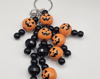 Pumpkin Keychain – Halloween Jack-O’-Lantern Beaded Bag Charm, Spooky Purse Accessory, Fall Gift