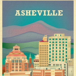 Pu&ograve; includere: Un'illustrazione in stile vintage dello skyline di Asheville, con una citt&agrave; con edifici e montagne sullo sfondo. Il testo "ASHEVILLE" &egrave; visualizzato in grassetto nella parte superiore dell'immagine.