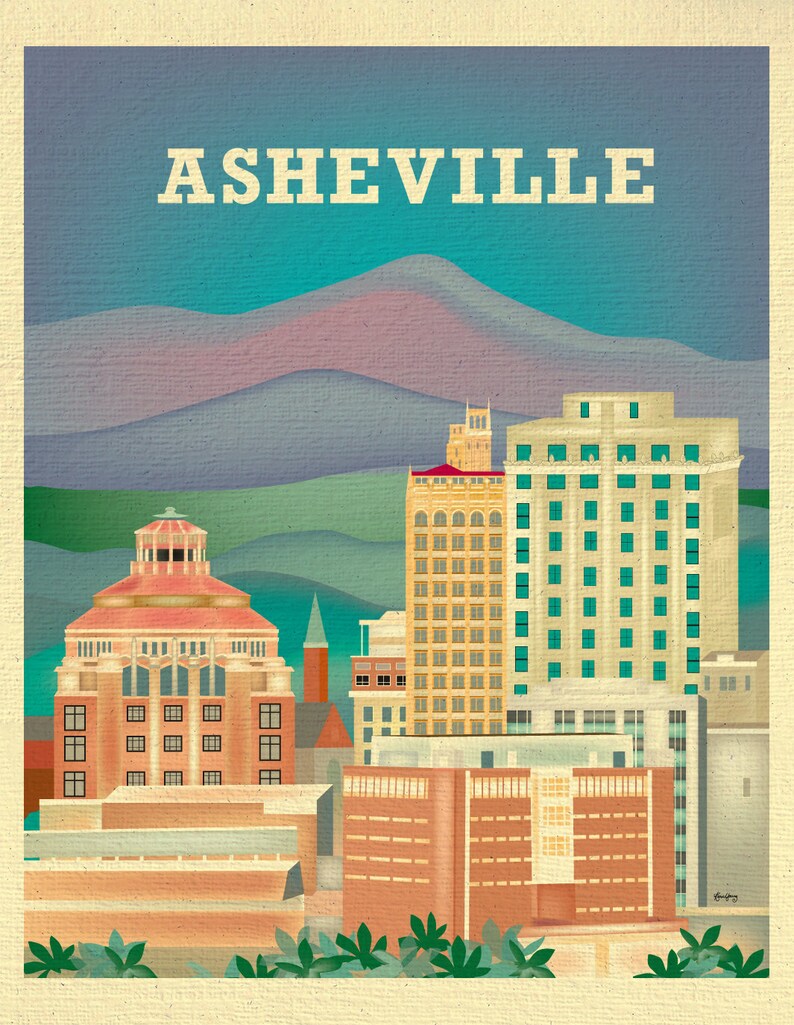 Pu&ograve; includere: Un'illustrazione in stile vintage dello skyline di Asheville, con una citt&agrave; con edifici e montagne sullo sfondo. Il testo "ASHEVILLE" &egrave; visualizzato in grassetto nella parte superiore dell'immagine.