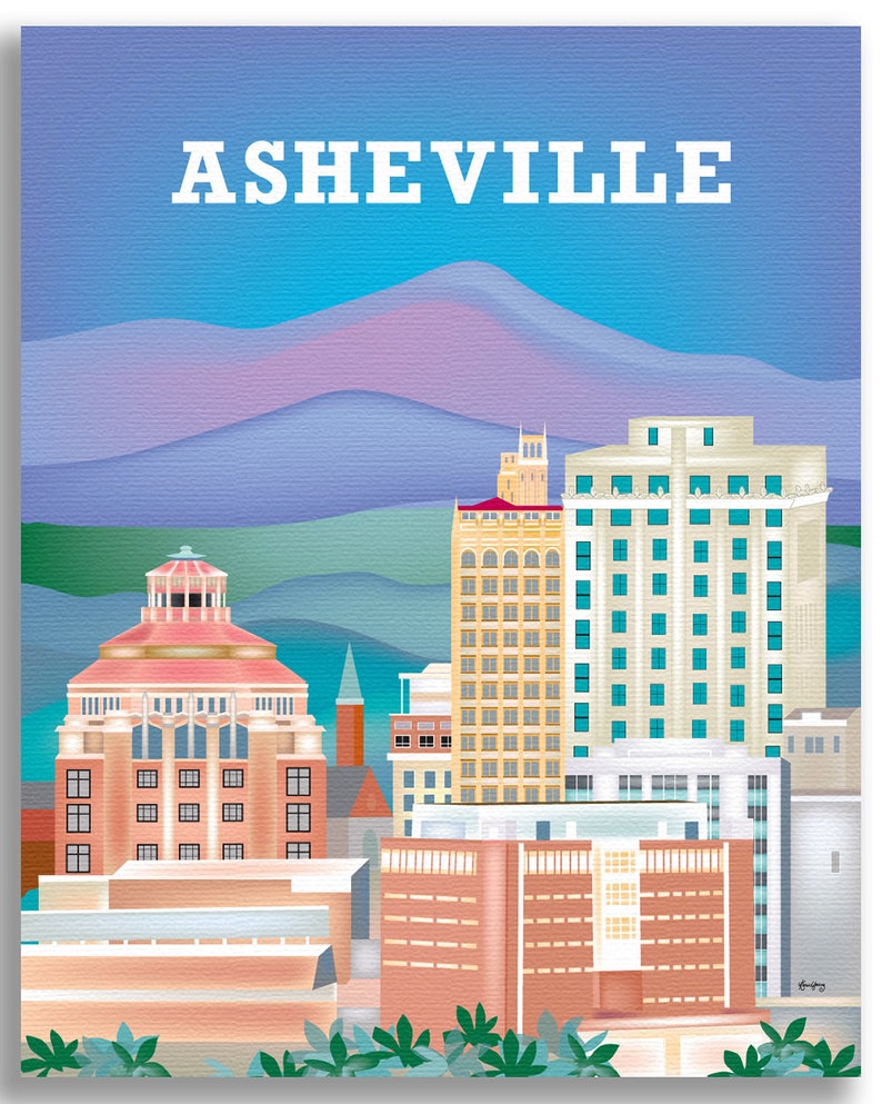 Pu&ograve; includere: Un'illustrazione colorata dello skyline di Asheville, con un edificio del tribunale rosa, un grattacielo giallo e un edificio blu con finestre bianche. Le montagne sono sullo sfondo, con un gradiente viola e blu.