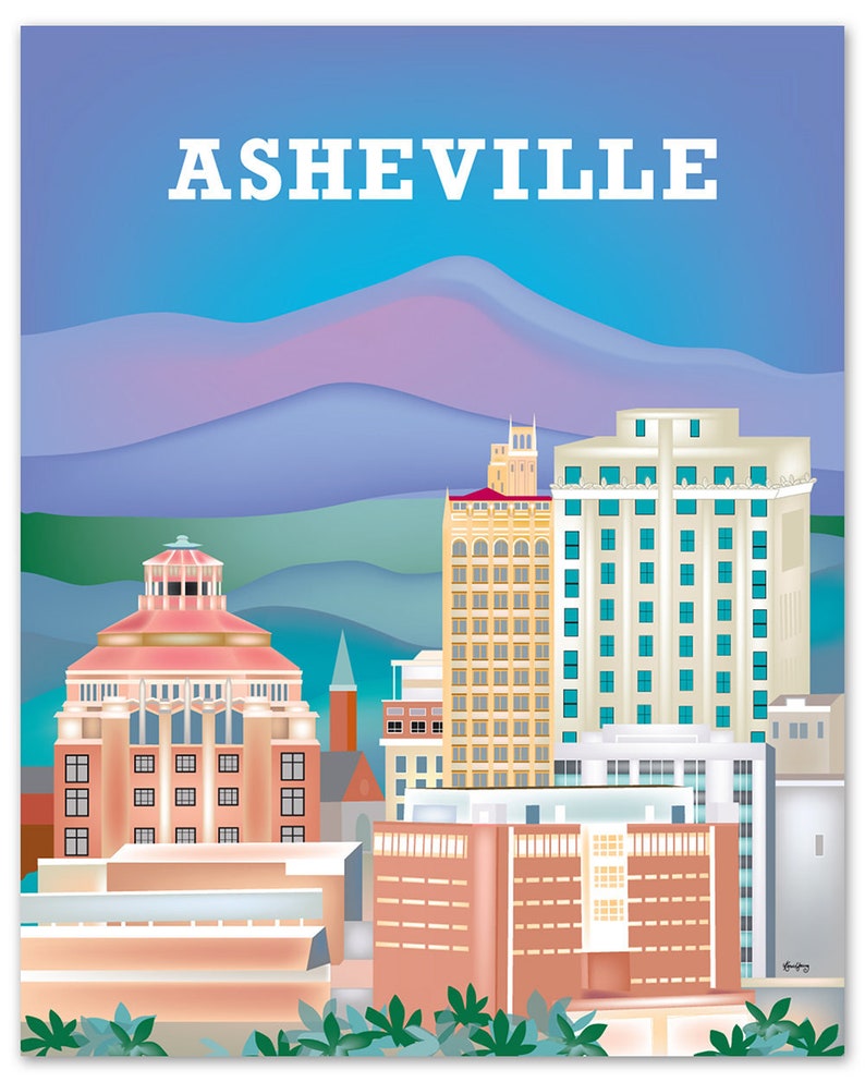 Pu&ograve; includere: Un'illustrazione colorata dello skyline di Asheville con il testo "ASHEVILLE" in alto. L'illustrazione presenta diversi edifici, tra cui un tribunale, un edificio alto con una torre dell'orologio e un grattacielo. Gli edifici sono sullo sfondo di montagne blu.