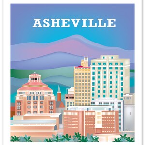 Pu&ograve; includere: Un'illustrazione colorata dello skyline di Asheville, con diversi edifici e una catena montuosa sullo sfondo. Il testo "ASHEVILLE" &egrave; visualizzato nella parte superiore dell'immagine.