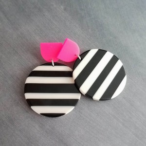 Pendientes de rayas blancas y marfil negras, pendientes rosa neón, pendientes grandes de los años 80, pendientes retro gruesos, pendientes de estilo vintage, semicírculo redondo
