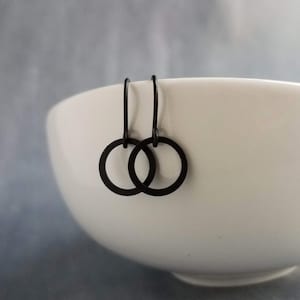 Pendientes pequeños de círculo negro, aros negros, pendiente de círculo negro pequeño, pendiente de círculo negro, pendiente negro mate, pendiente de aro negro, abierto