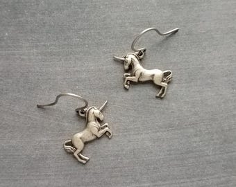 Pendientes de unicornio, pequeños colgantes de plata antigua, criatura mítica de plata oxidada, pequeño cuerno en espiral de caballo de cuento de hadas, símbolo escocés