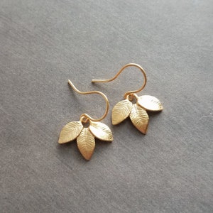 Gold Blätter Ohrringe, kleine Blatt Ohrring, Blatt baumeln Ohrring, Blatt Ohrring, 3 Blatt Ohrring, mattes Blattgold, Brautjungfer Hochzeit Schmuck