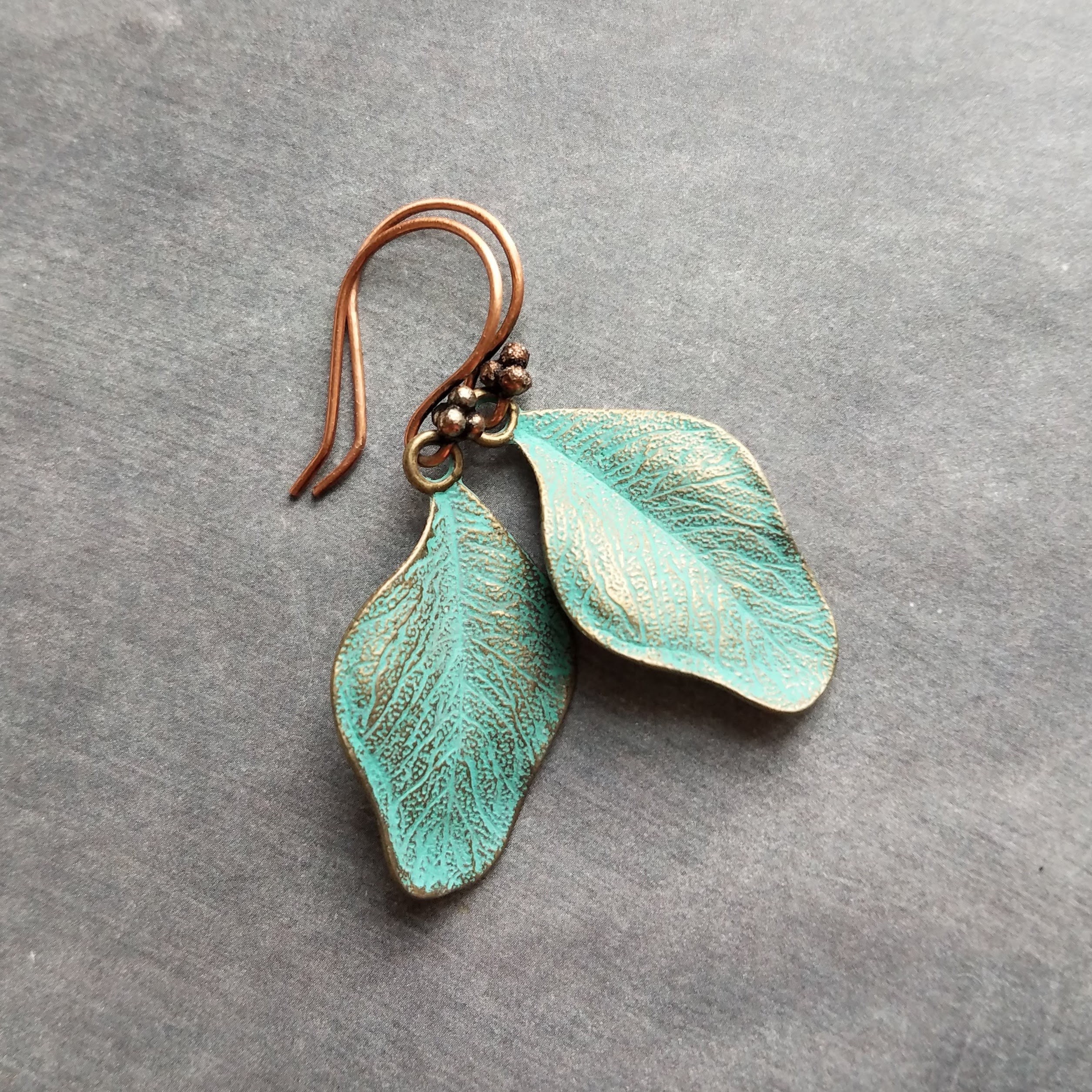 シンプルなリーフ イヤリング、アクア パティーナ イヤリング、緑青 パティーナ イヤリング、ブルー パティーナ イヤリング、緑青 リーフ イヤリング、銅 リーフ イヤリング、葉脈
