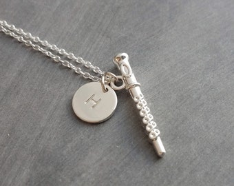 Collar de flauta, collar de plata, collar con inicial, collar personalizado, collar con dije de flauta, colgante de piccolo, collar de flautista orquesta
