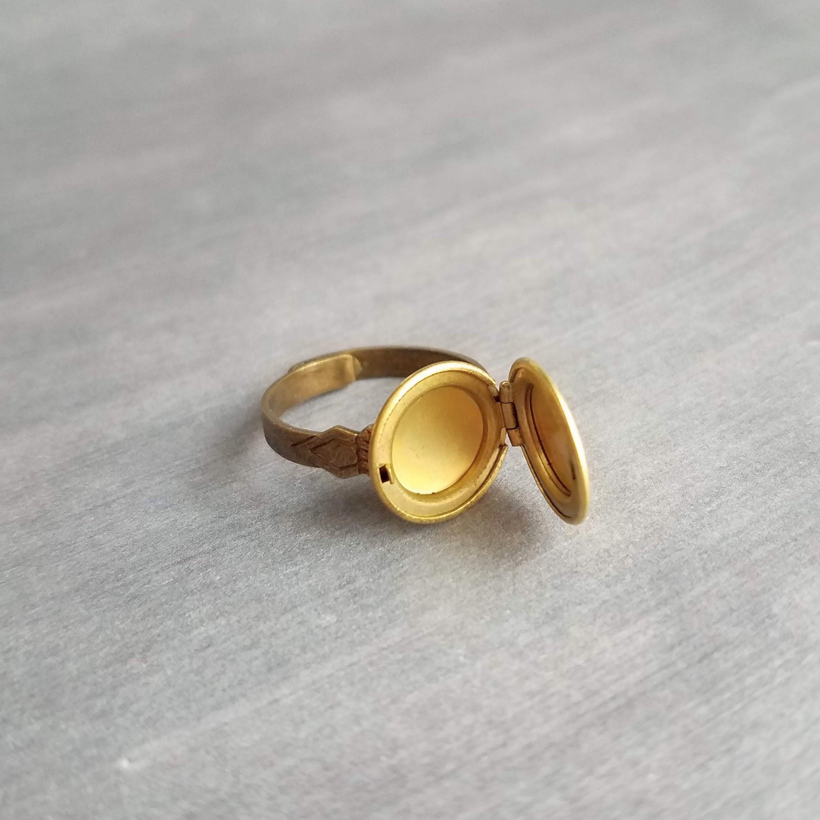Gold store locket ring
