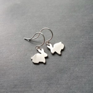Silber Hase Ohrringe, kleine Silber Kaninchen Ohrring, kleine Kaninchen baumeln Ohrring, Baby Hase Ohrring, Mädchen Ostern Ohrring kleine Silber Häschen