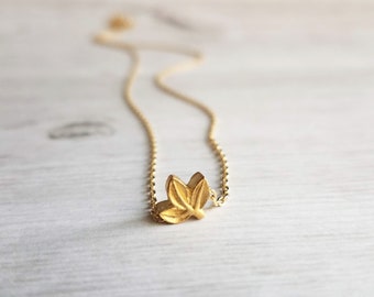 Tiny Leaf Necklace, small leaf necklace, gold fall necklace, simple necklace, dainty necklace, little leaf pendant, small leaf bead, leaflet