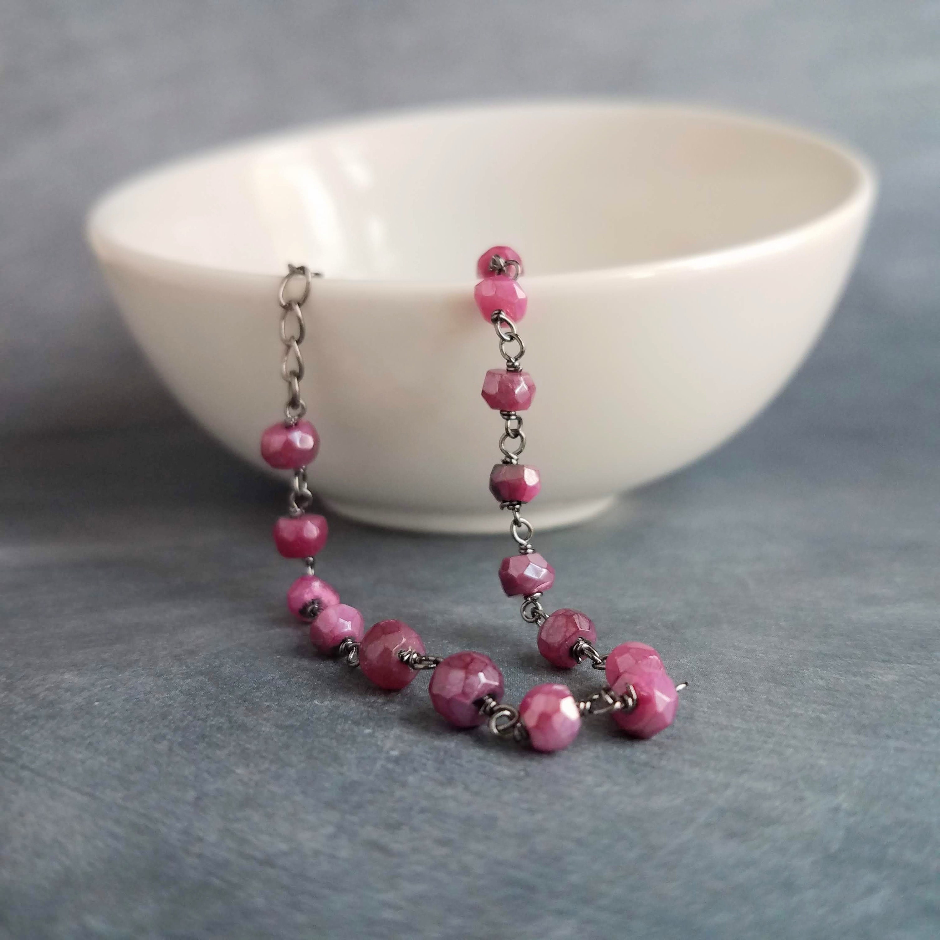 チャーム付きピンク紫ストーンブレスレット、メッサジオ チャーム付きピンク紫ストーンブレスレット、メッサジオ