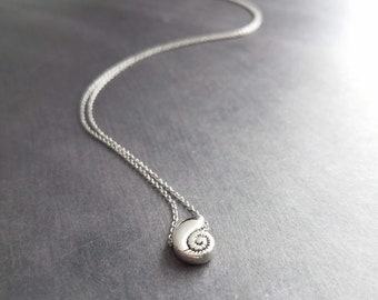 Collar de concha de plata, pequeña concha espiral, collar de nautilus, colgante de concha de caracol, encanto de concha de plata, collar de océano, joyería de playa