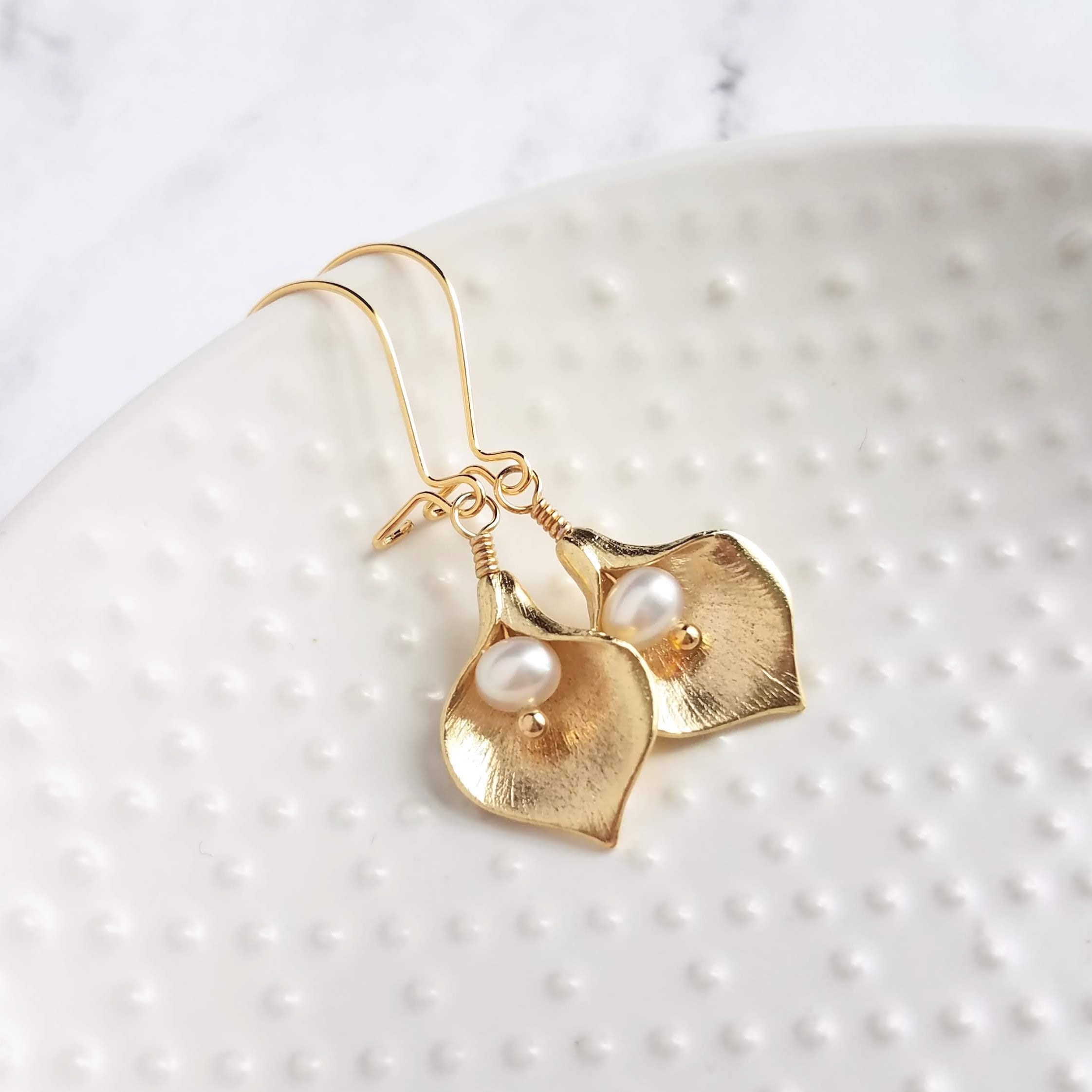 Calla Lily Earrings Small Gold Lilies Freshwater Pearls - Etsy Denmark