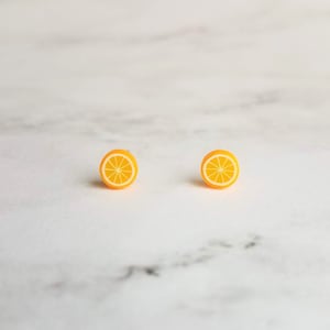 Orange Ohrringe, kleine orange Ohrstecker, Obst Ohrringe, Orangenscheibe Ohrring Zitrus Schmuck Koch Foodie Florida Geschenk kleine runde Edelstahl