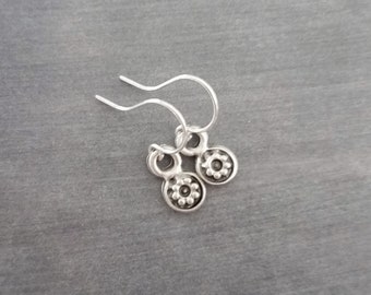 Silver Daisy Earring, tiny earrings, silver earring, antique silver earring, little flower earring, silver flower dangle, small round disk