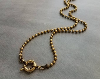 Antik mässingskedja med kulor, bronskedja med kulor, halsband med stort spänne framtill, bronskedja, sjömansspänne, antik guldkedja, pärlhalsband