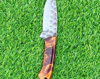 Cuchillo de caza de 20 cm hecho a mano con mango de resina y hoja coleccionable.