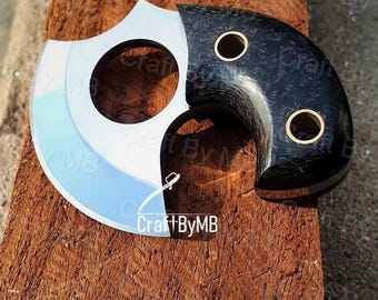 Mini cuchillo Karambit forjado a mano: mango de resina rosa de 8,9 cm y funda de cuero.