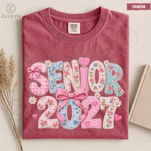 Comfort Colors® シニア2027シャツ、フェイクパッチワークフローラルコケットボウTシャツ、高校卒業ギフト、シニアクラスTシャツ