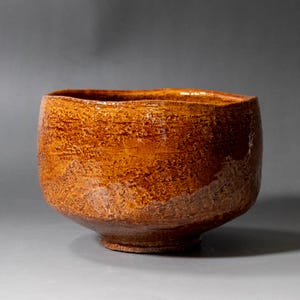 Koraku Watanabe Bernsteinglasur-Raku-Chawan „Chitose“, Ame-yu Matchaschale mit Tomobako